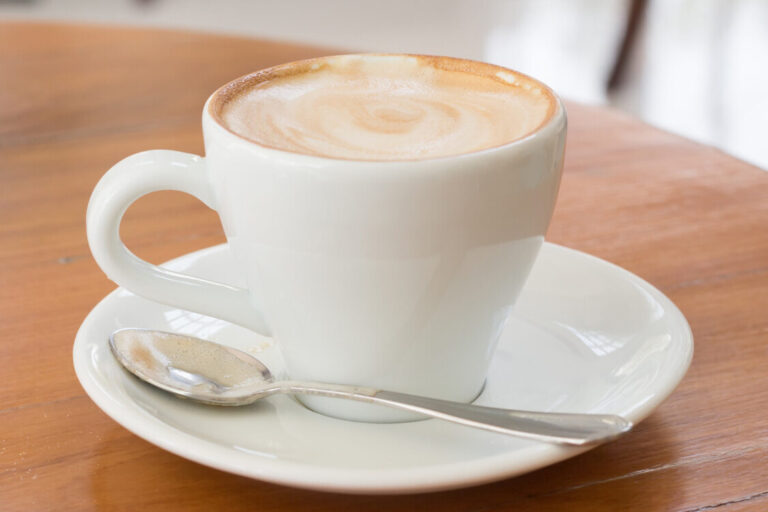 Receta fácil: Disfruta en casa un café con leche cremoso irresistible