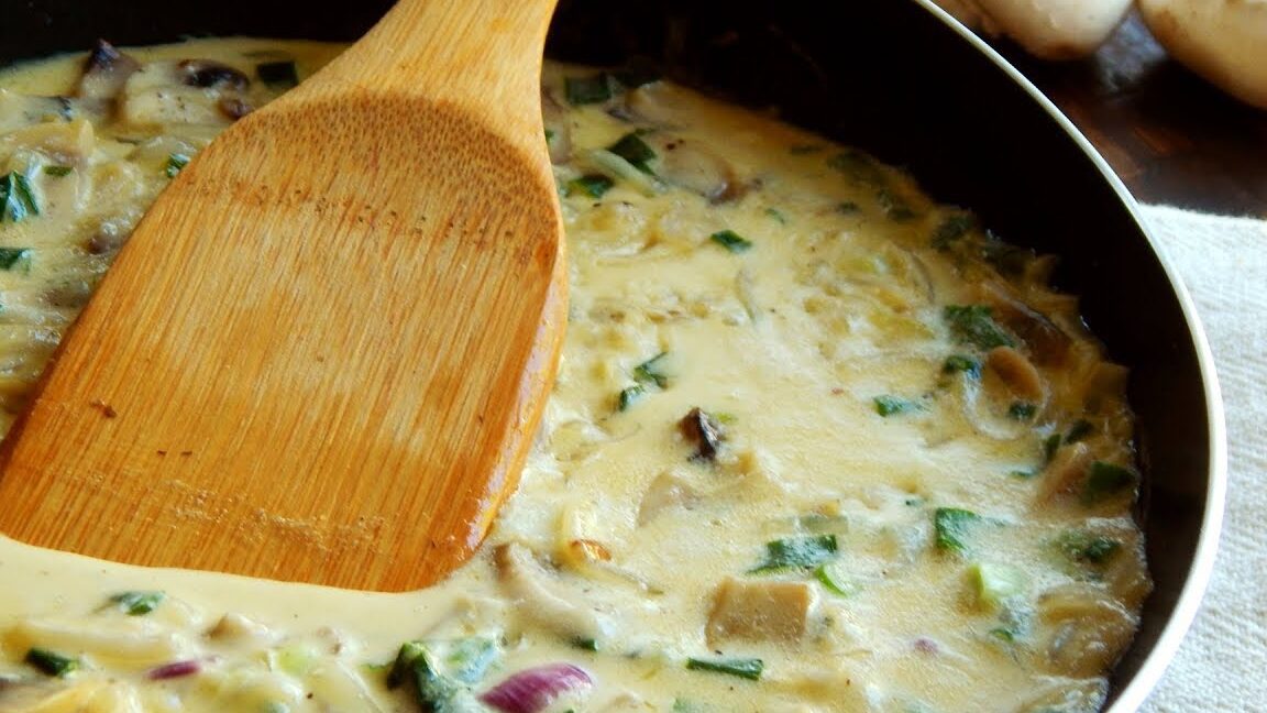 tazon de salsa de crema con cebolla de verdeo