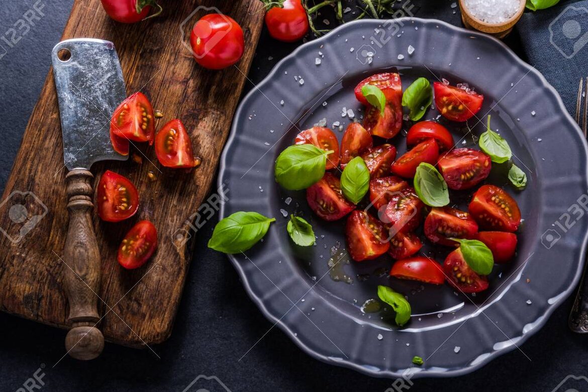 tomates cherry y albahaca fresca en plato