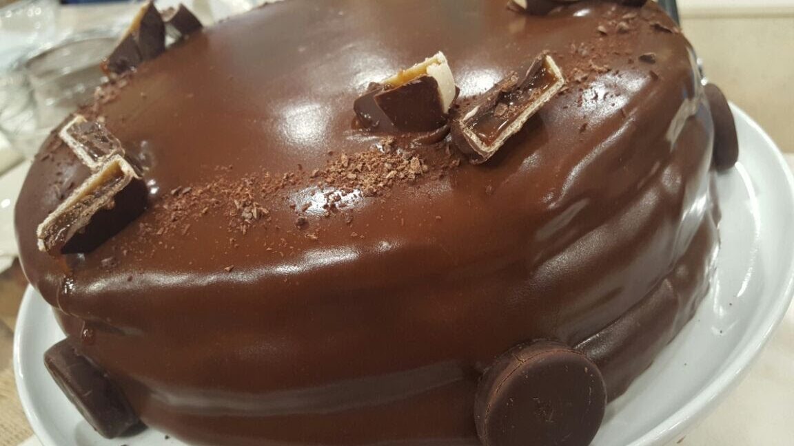 torta argentina con barra de chocolate derretida