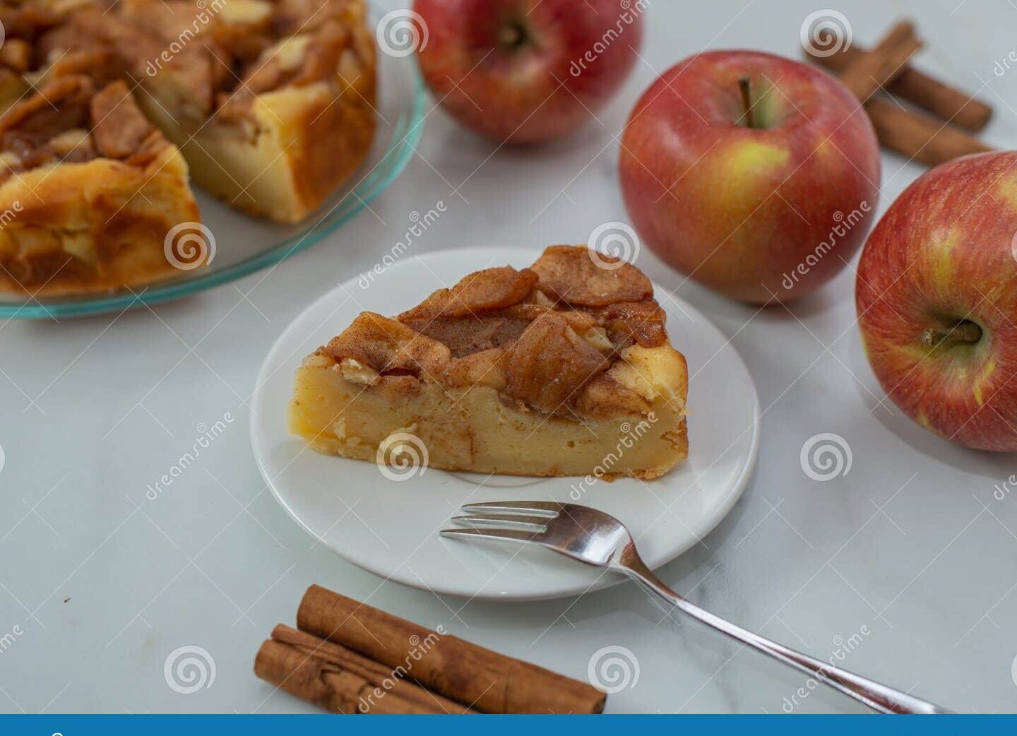 torta de manzana y canela sobre una mesa