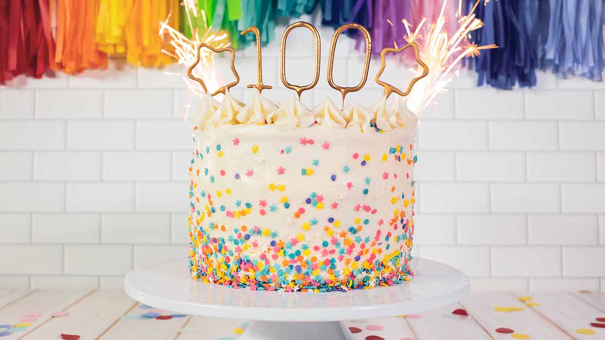 torta decorada con velas de colores 1