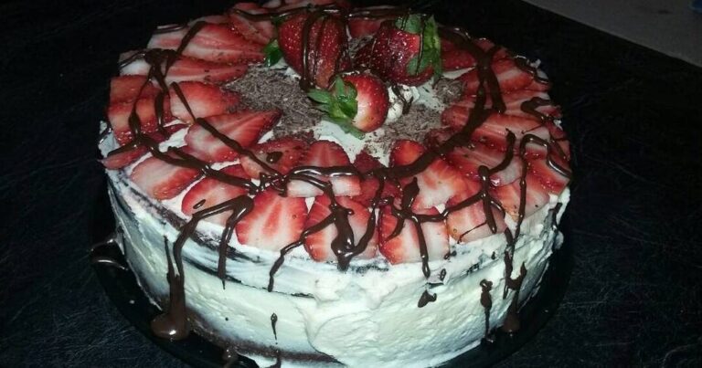 Torta Selva Negra con Frutillas: ¡Delicioso Postre Argentino para Soñar! 3 Torta Selva Negra con Frutillas: ¡Delicioso Postre Argentino para Soñar!