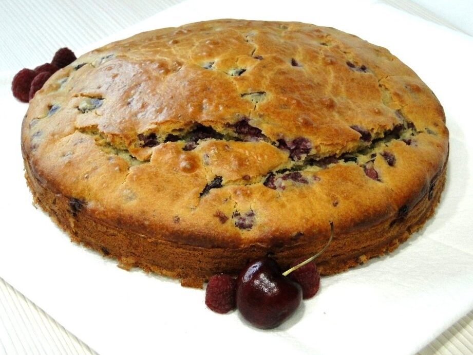 un bizcochuelo con frutas frescas y sin azucar