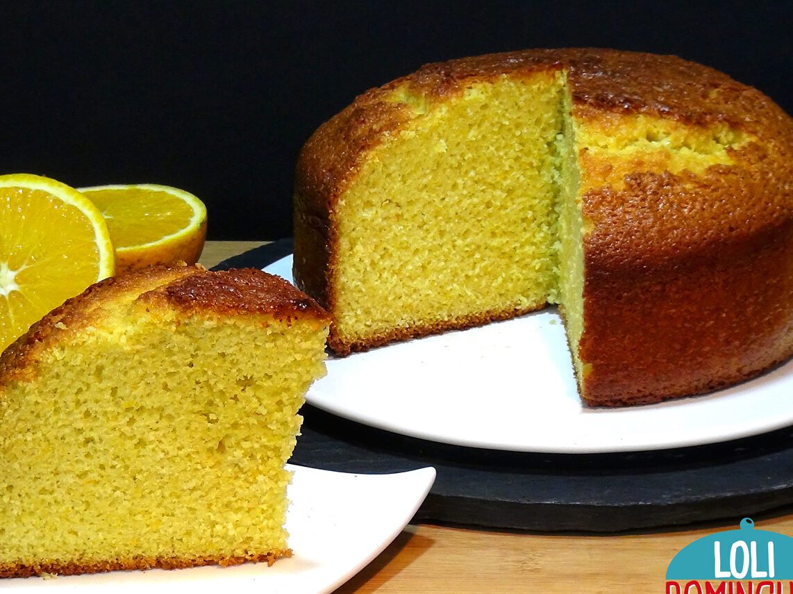 un bizcochuelo de naranja recien horneado y esponjoso