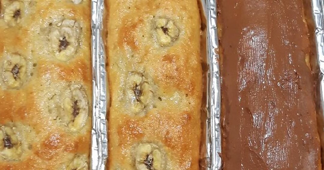 un budin de banana recien horneado y esponjoso