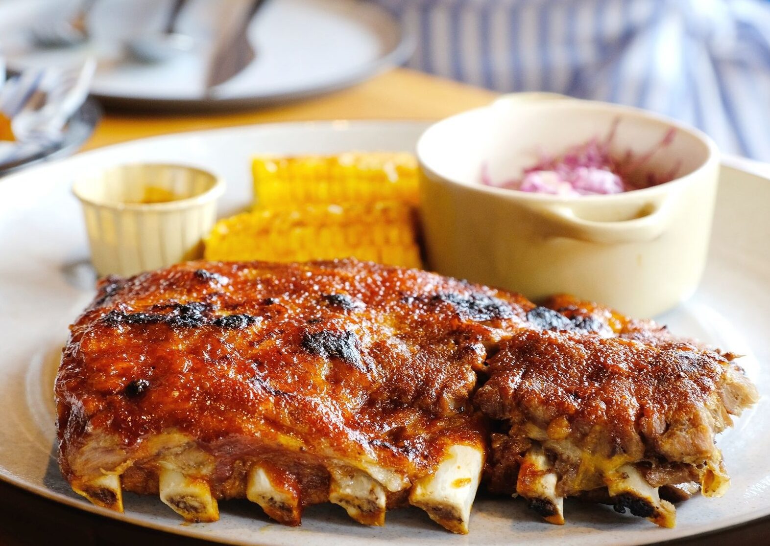 un carre de cerdo agridulce dorado y jugoso