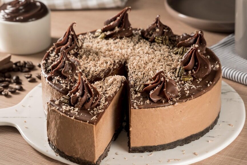 un cheesecake de cafe y chocolate sin horno