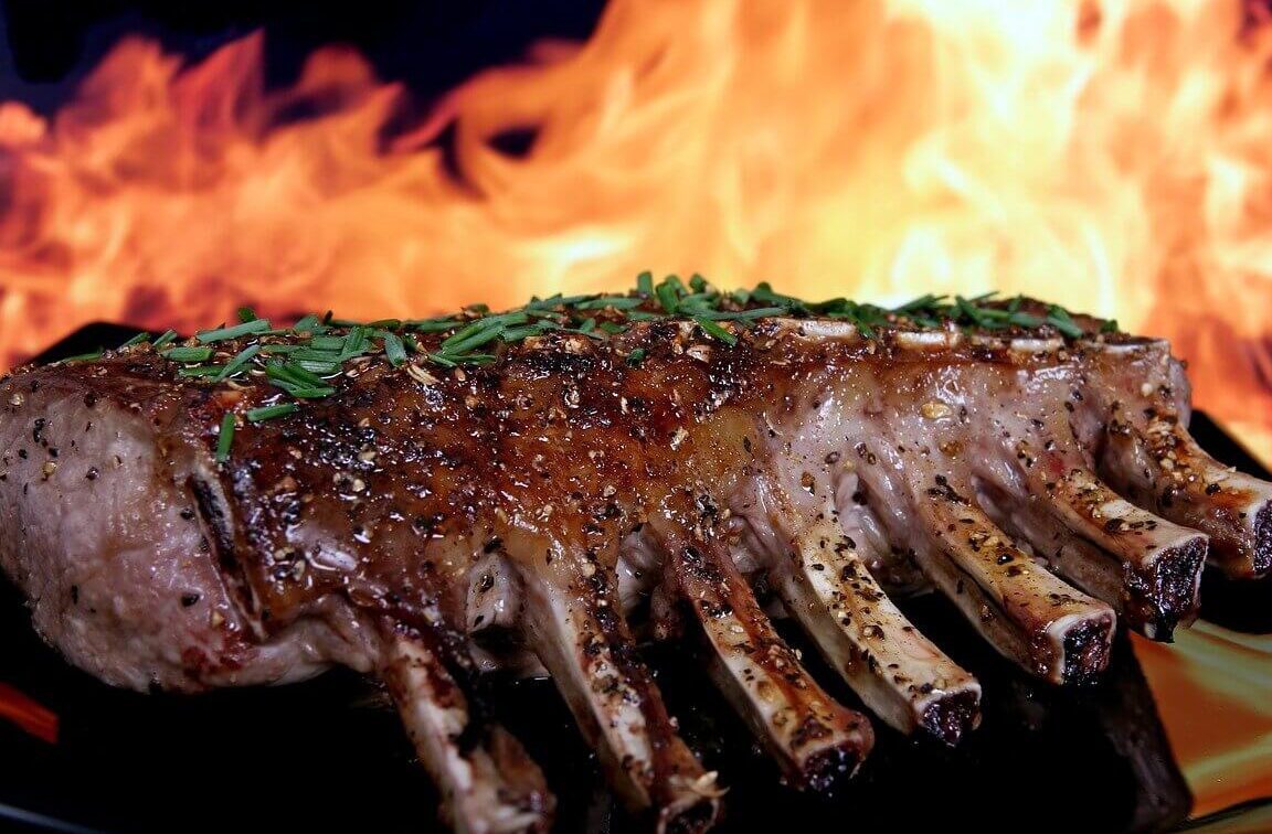 un costillar asado a la estaca perfectamente dorado