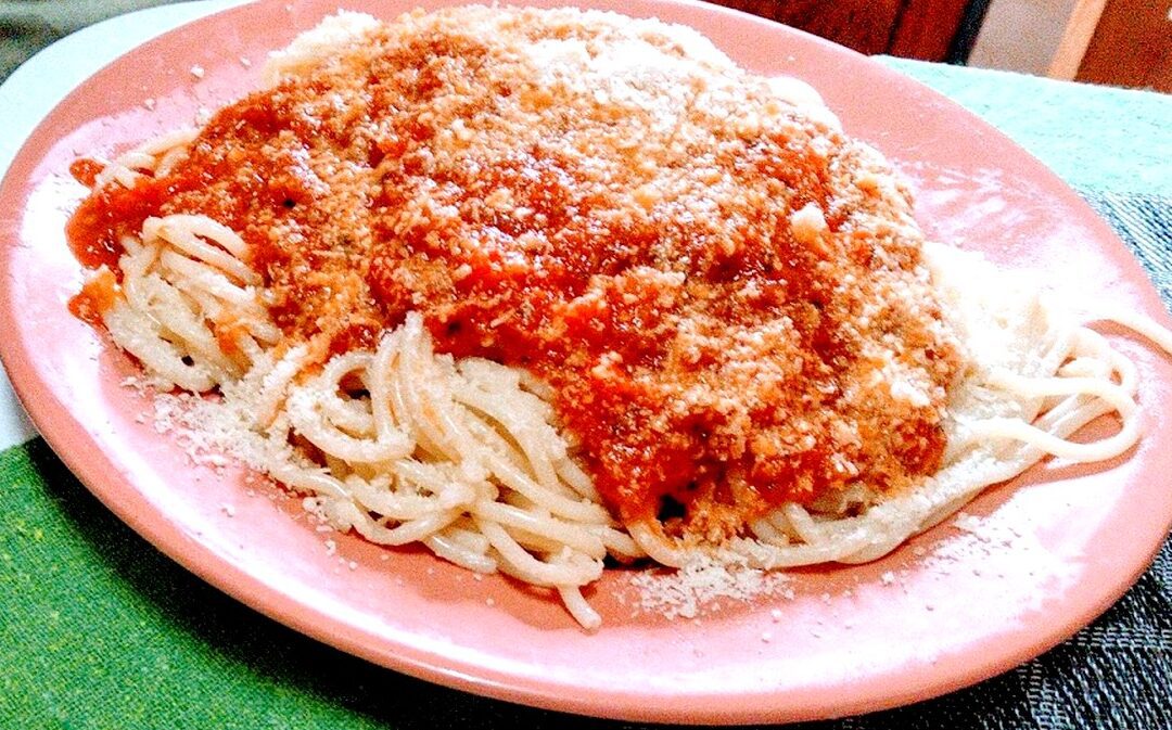 Salsa Pomarola: La auténtica receta argentina de sabor inigualable 1 un plato de pasta cubierto con salsa pomarola