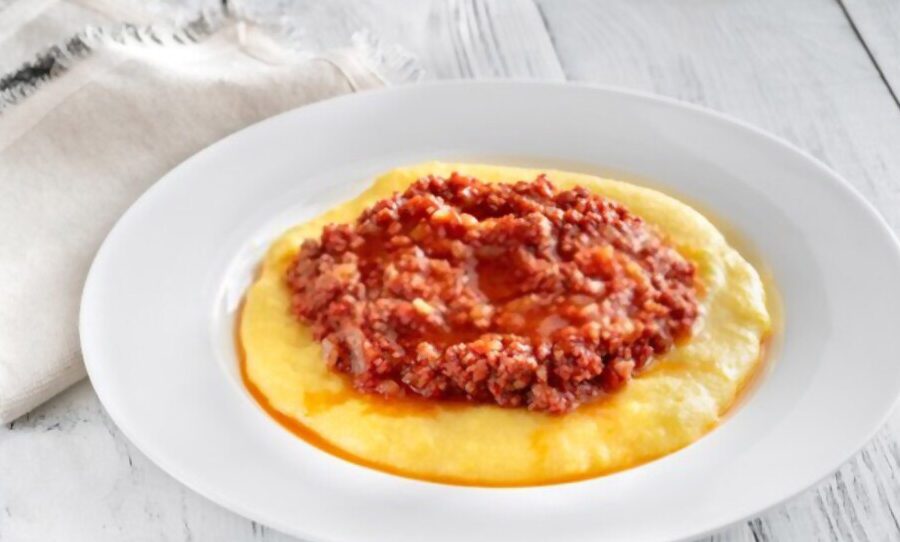 un plato de polenta con tuco casero