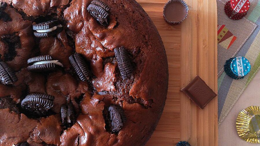 un postre tentador de dulce de leche y chocolate en lata