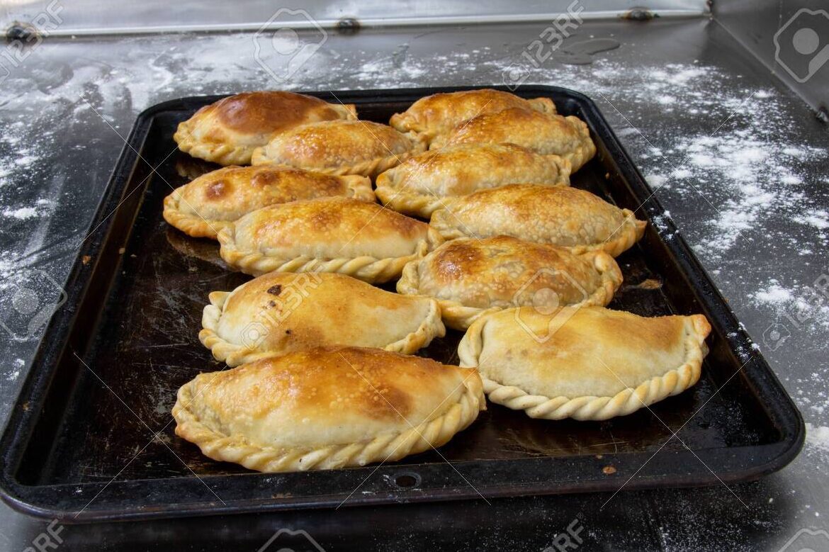 una bandeja de empanadas recien horneadas