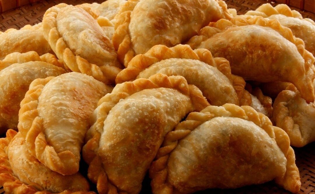 una empanada frita dorada y crujiente