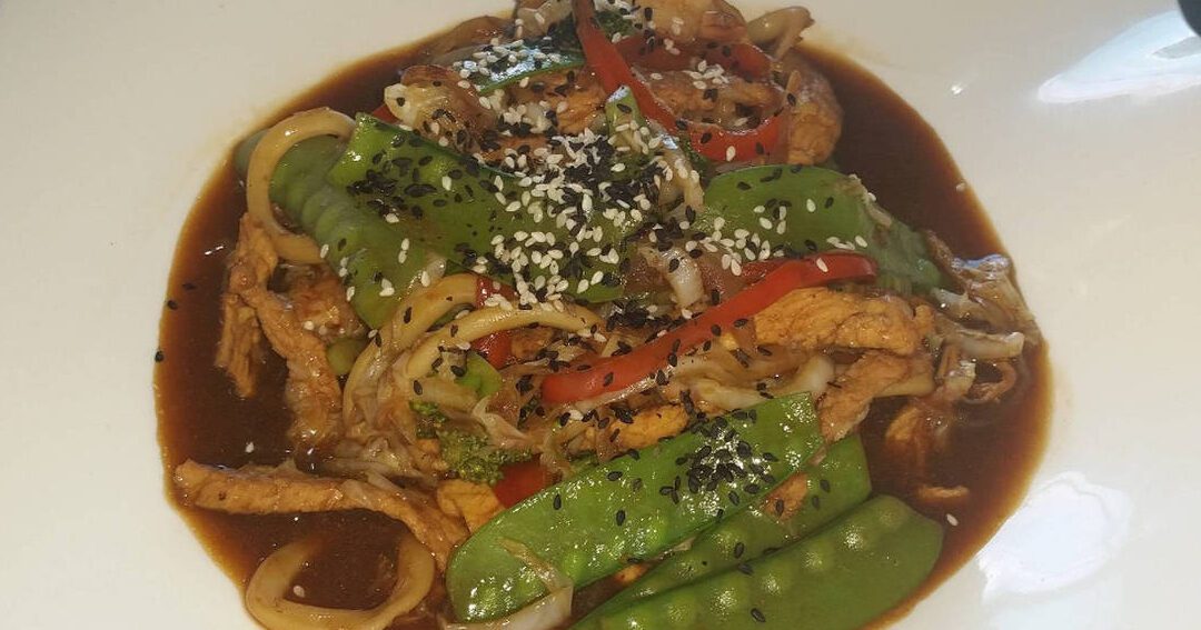una imagen apetitosa de un plato de chop suey argentino
