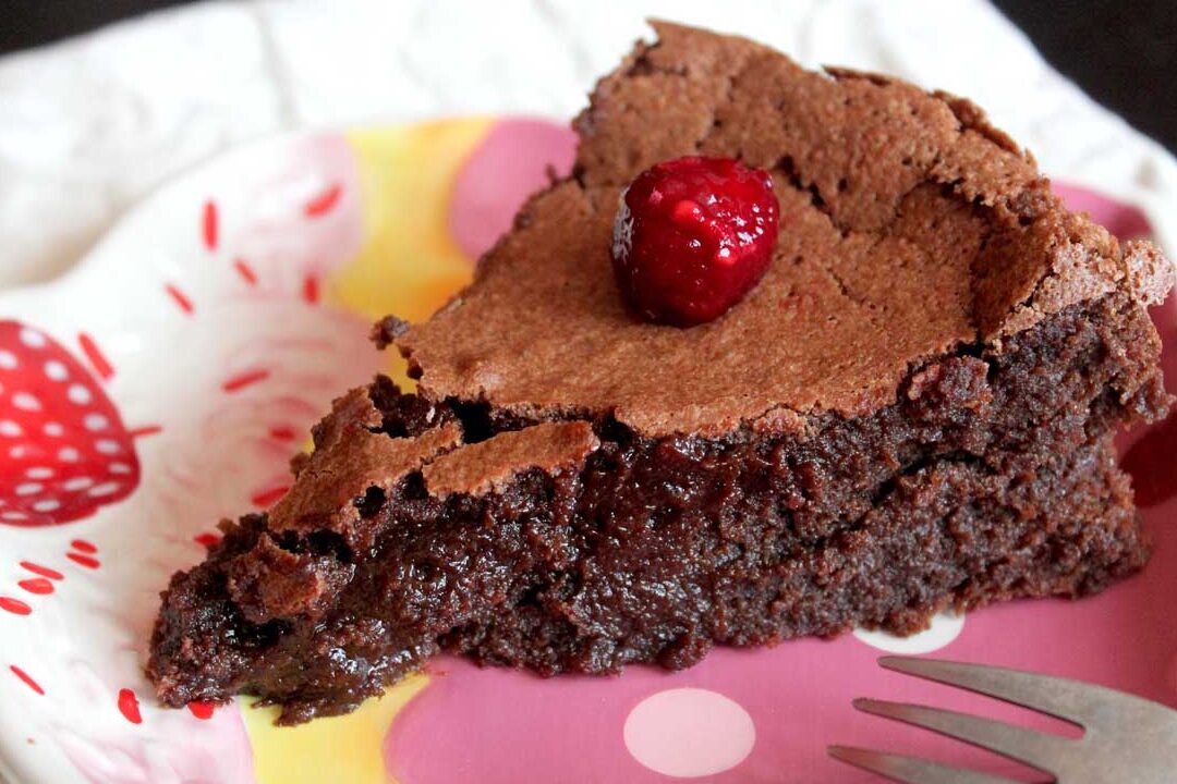 una imagen de una deliciosa tarta casera sin gluten