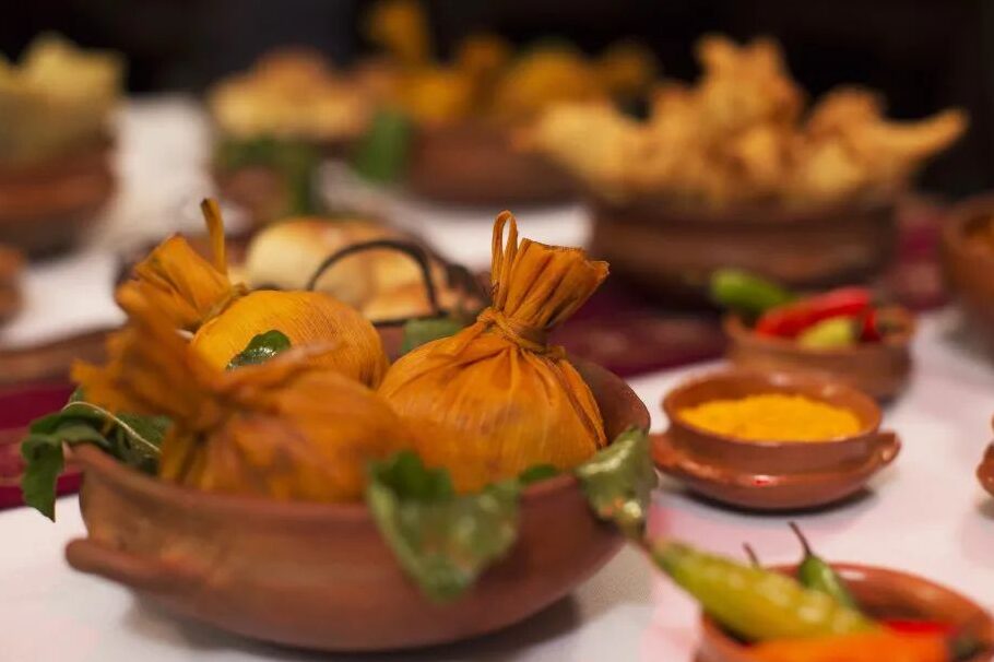 una imagen de una mesa llena de platos argentinos
