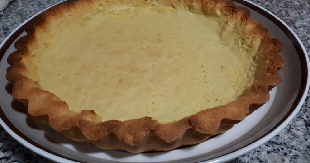 una masa de tarta dulce recien horneada