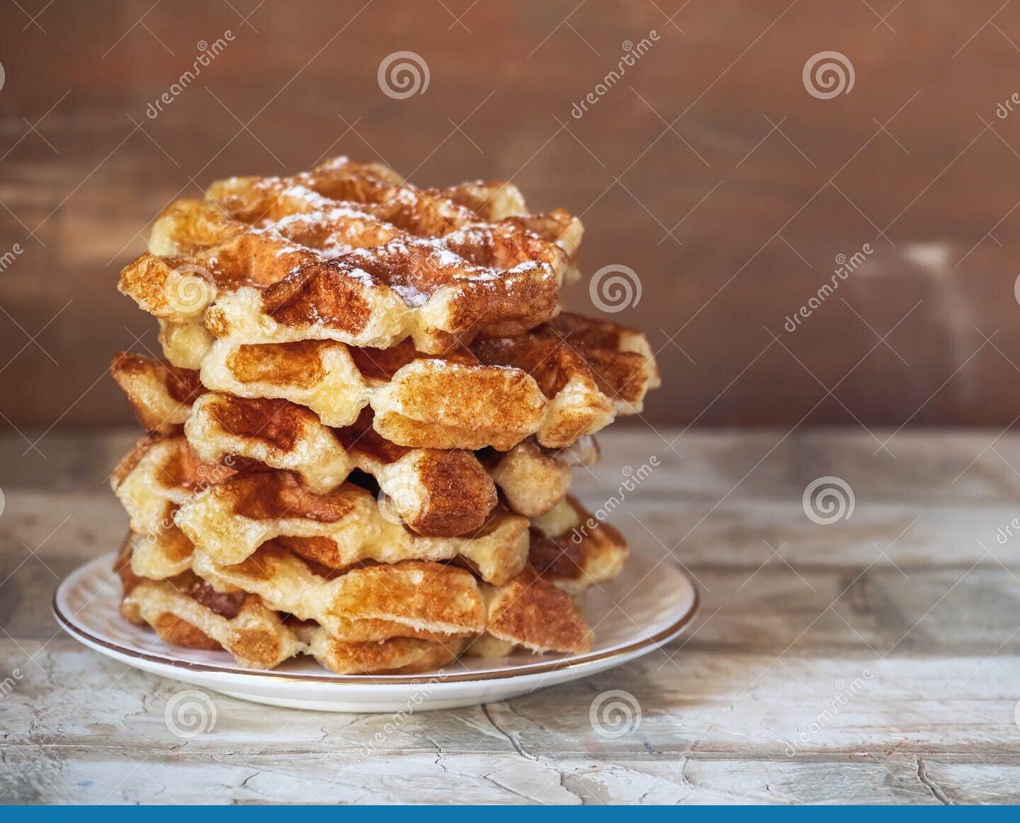 Waffles: la receta fácil y económica que deleitará tus desayunos 1 una pila de waffles caseros recien hechos