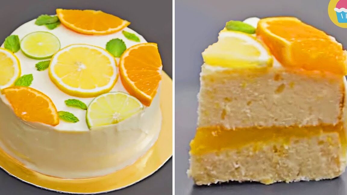 una rebanada de torta de limon decorada