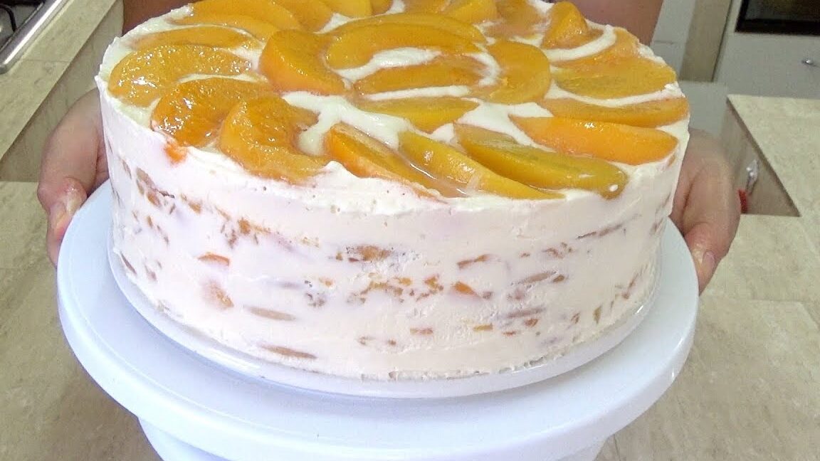 una torta helada de durazno tentadora