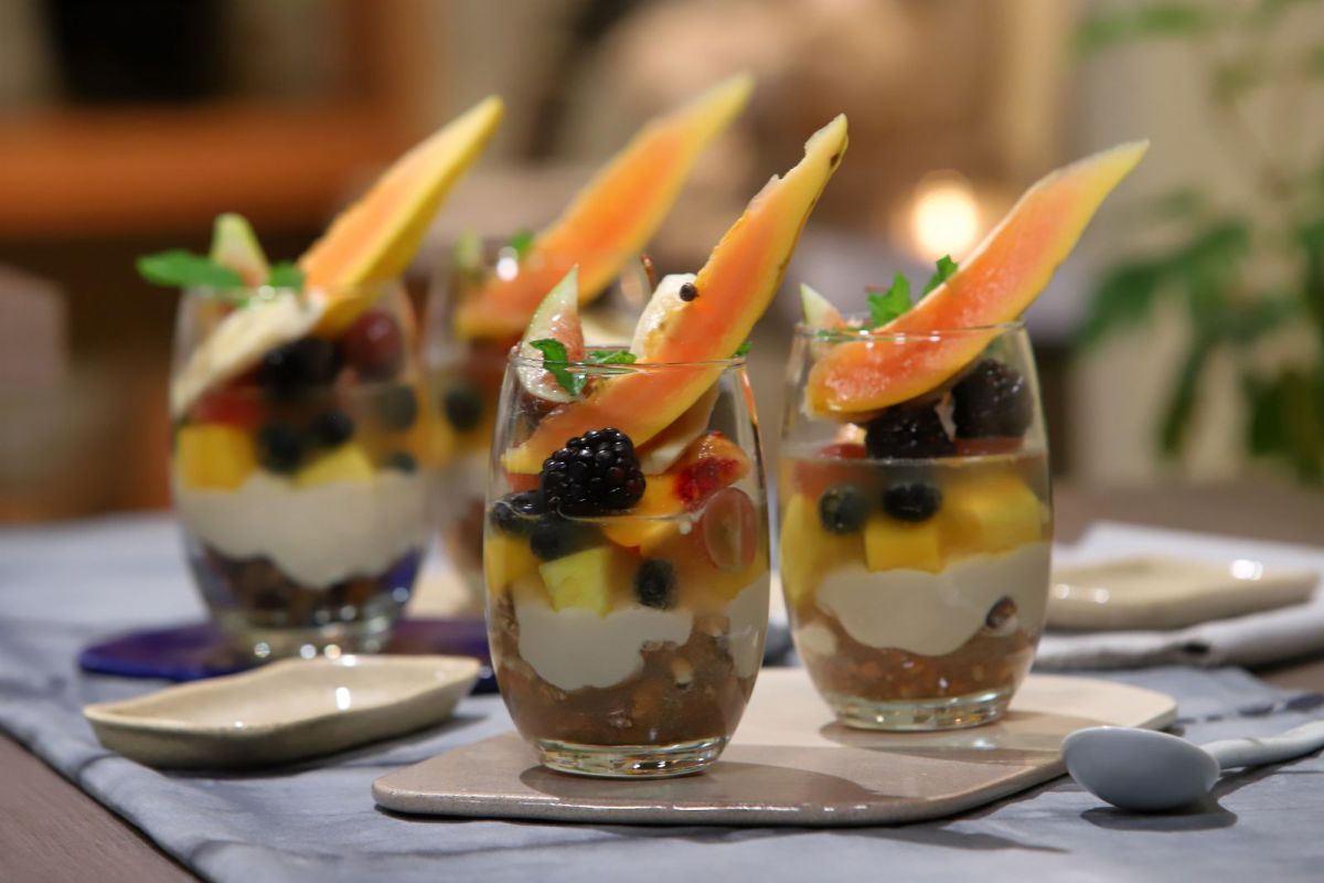 vaso de kefir casero con frutas frescas