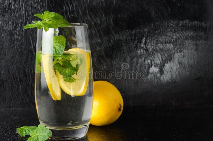 vaso de limonada con hojas de menta