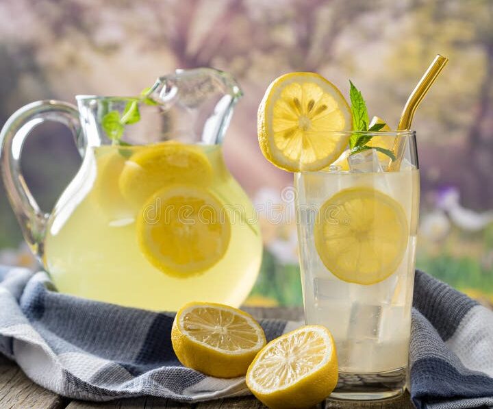 vaso de limonada con rodajas de limon