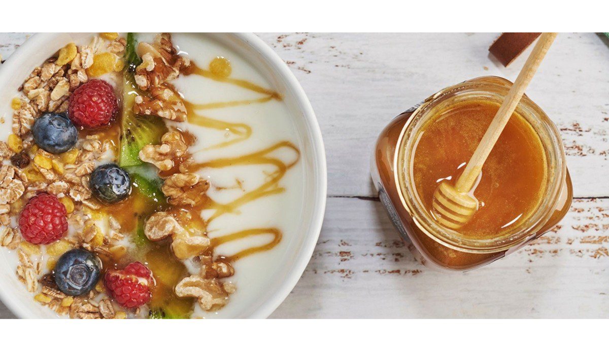 yogur natural con frutas frescas y miel